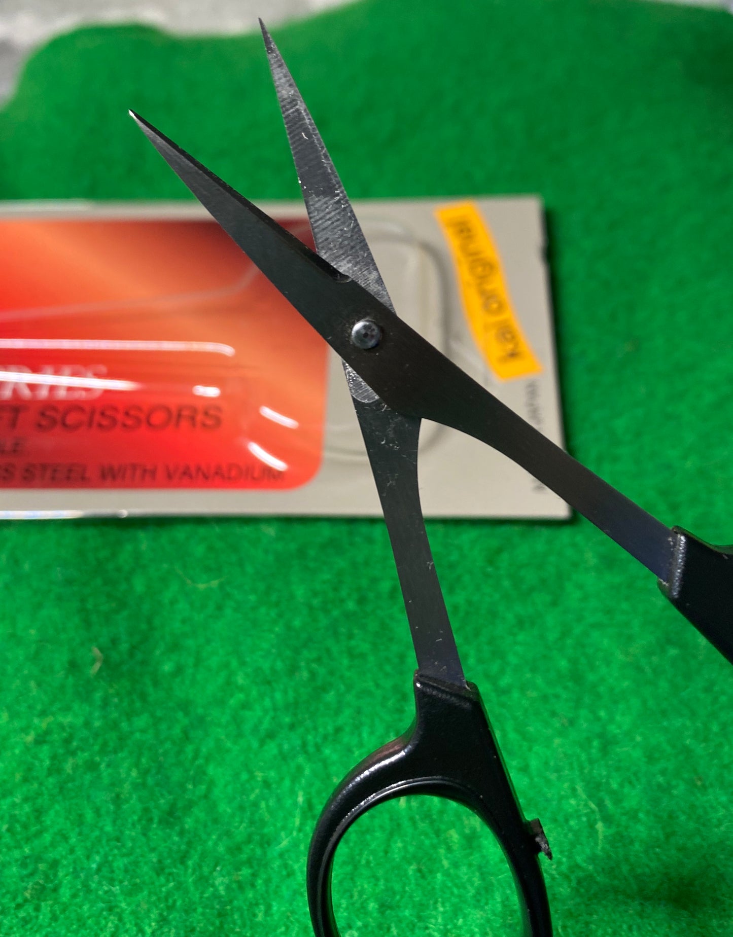 Kai 4 in. Needle Crafts Serrated Curved Scissors